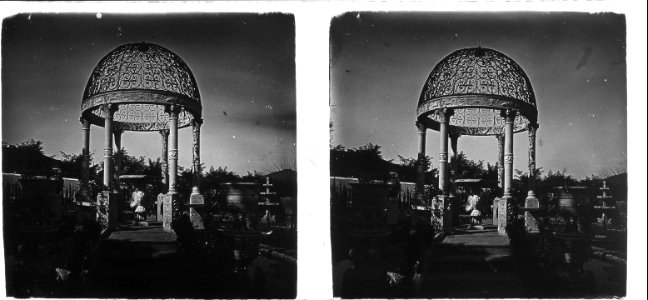 Templet i vista dels jardins de la Torre dels Pardals