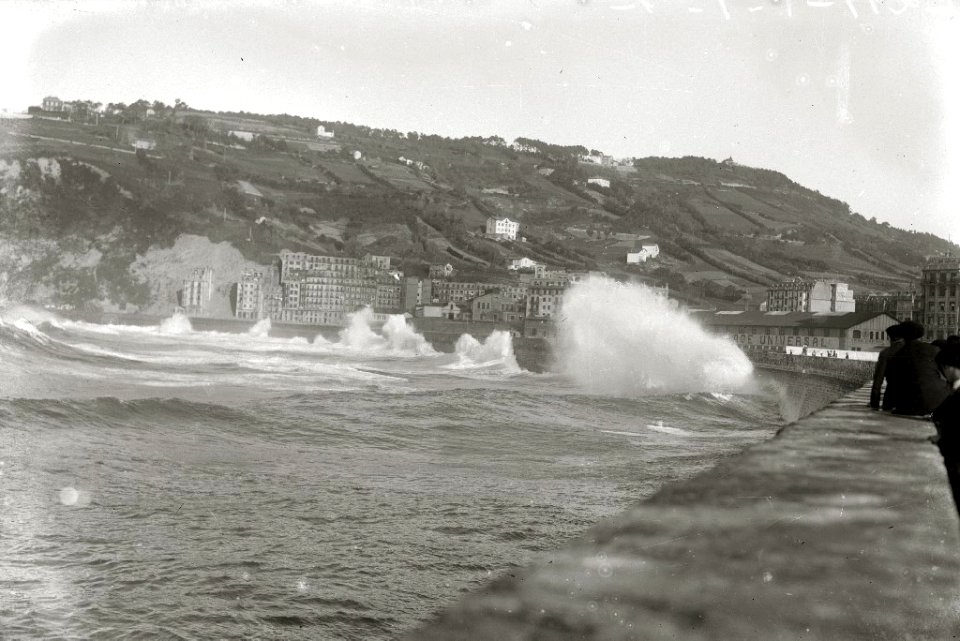 Temporal de mar en San Sebastián (33 de 96) - Fondo Car-Kutxa Fototeka