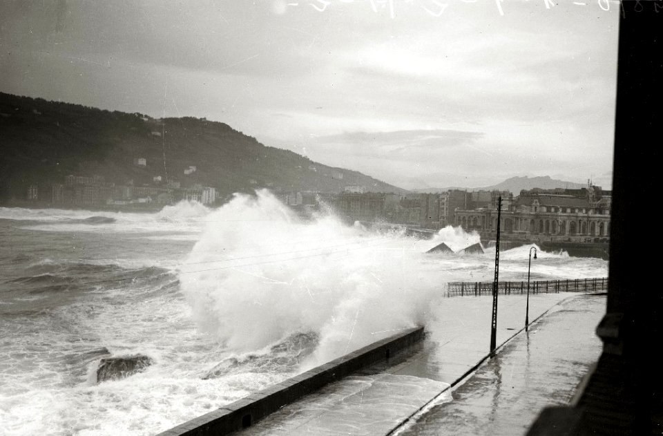 Temporal de mar en San Sebastián (29 de 96) - Fondo Car-Kutxa Fototeka