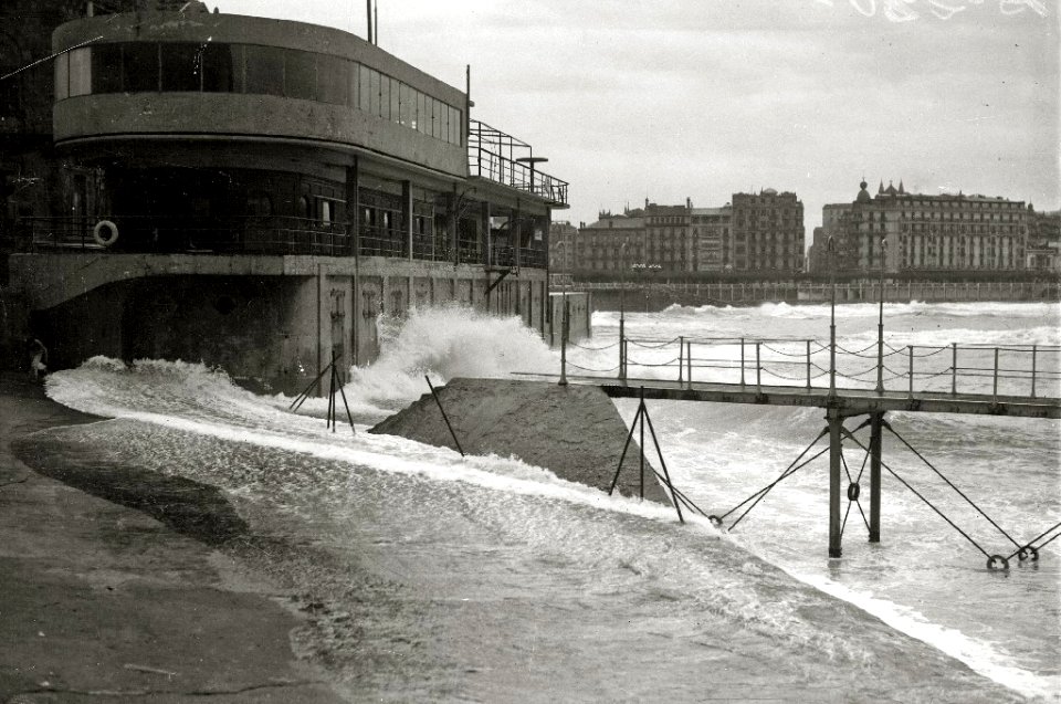 Temporal de mar en San Sebastián (42 de 96) - Fondo Car-Kutxa Fototeka