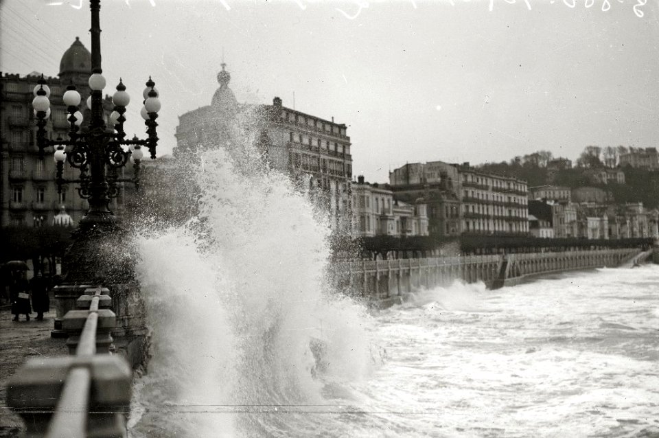 Temporal de mar en San Sebastián (32 de 96) - Fondo Car-Kutxa Fototeka