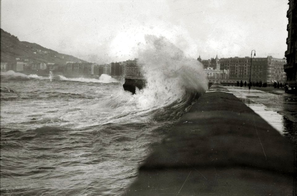 Temporal de mar en San Sebastián (44 de 96) - Fondo Car-Kutxa Fototeka