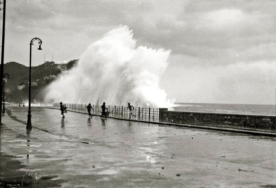Temporal de mar en San Sebastián (46 de 96) - Fondo Car-Kutxa Fototeka
