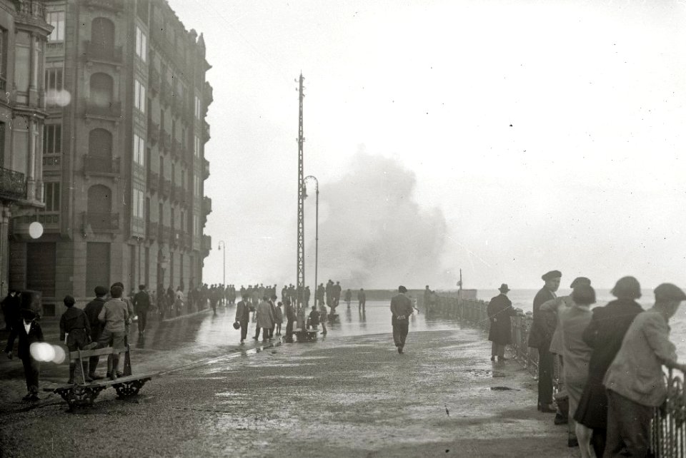 Temporal de mar en San Sebastián (41 de 96) - Fondo Car-Kutxa Fototeka