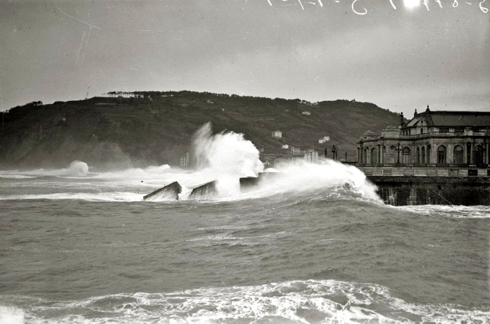Temporal de mar en San Sebastián (31 de 96) - Fondo Car-Kutxa Fototeka