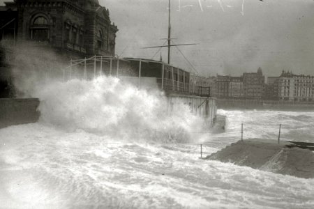 Temporal de mar y destrozos en el puerto (3 de 10) - Fondo Car-Kutxa Fototeka