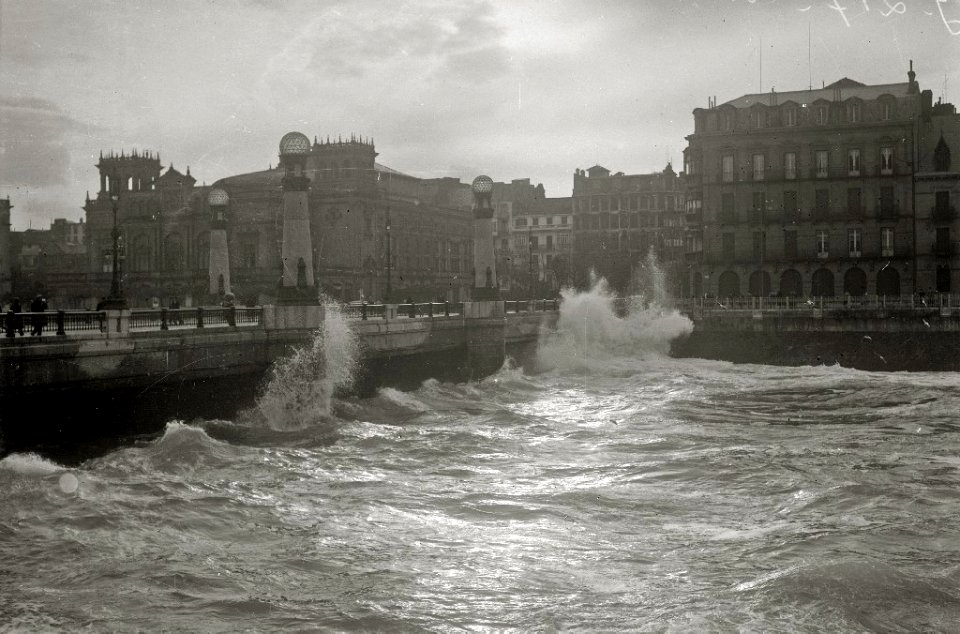 Temporal de mar en San Sebastián (35 de 96) - Fondo Car-Kutxa Fototeka