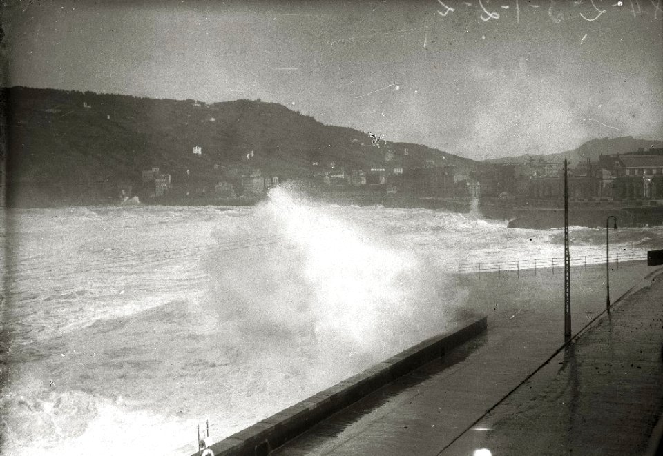 Temporal de mar en San Sebastián (27 de 96) - Fondo Car-Kutxa Fototeka