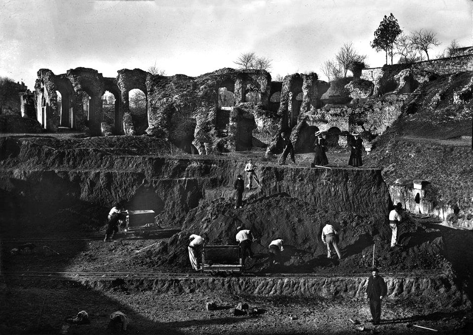 Temporary narrow-gauge railway at Gallo-Roman Amphitheatre at Saintes (Charente-Maritime) 02