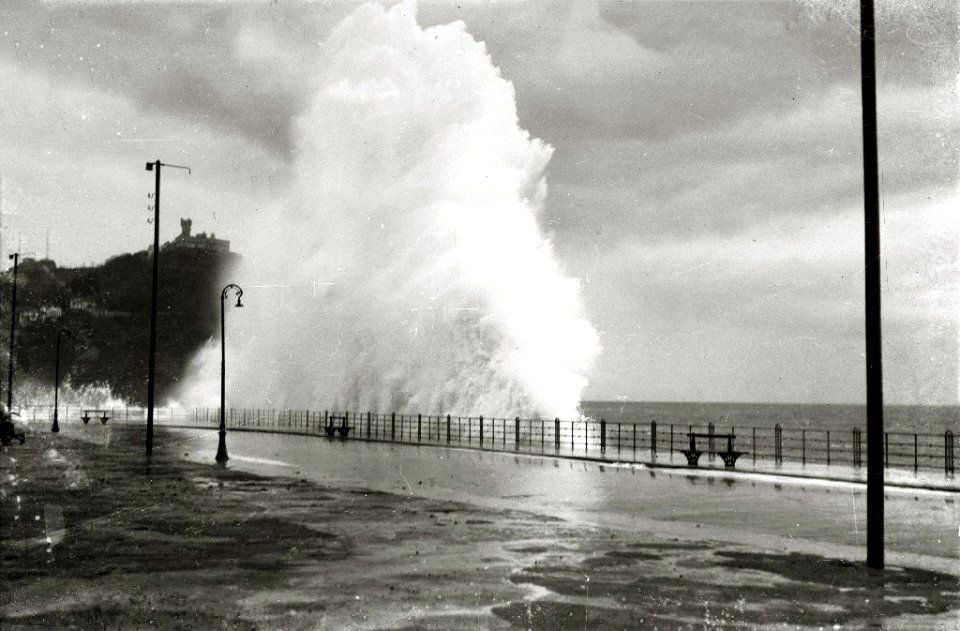 Temporal de mar en San Sebastián (45 de 96) - Fondo Car-Kutxa Fototeka