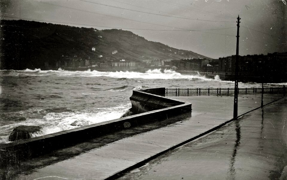 Temporal de mar en San Sebastián (37 de 96) - Fondo Car-Kutxa Fototeka