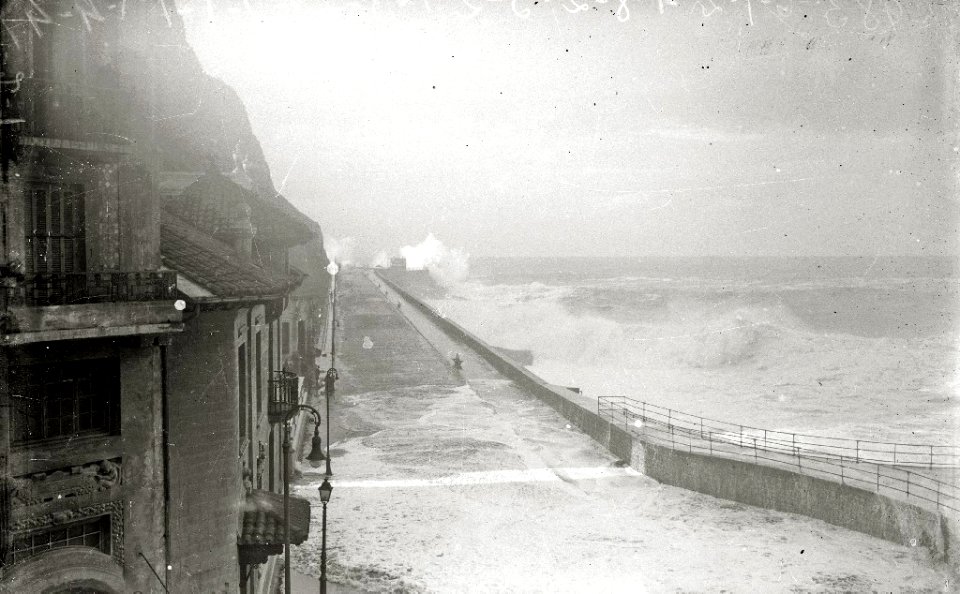 Temporal de mar en San Sebastián (26 de 96) - Fondo Car-Kutxa Fototeka