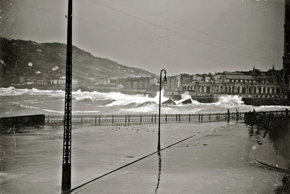 Temporal de mar en San Sebastián (36 de 96) - Fondo Car-Kutxa Fototeka