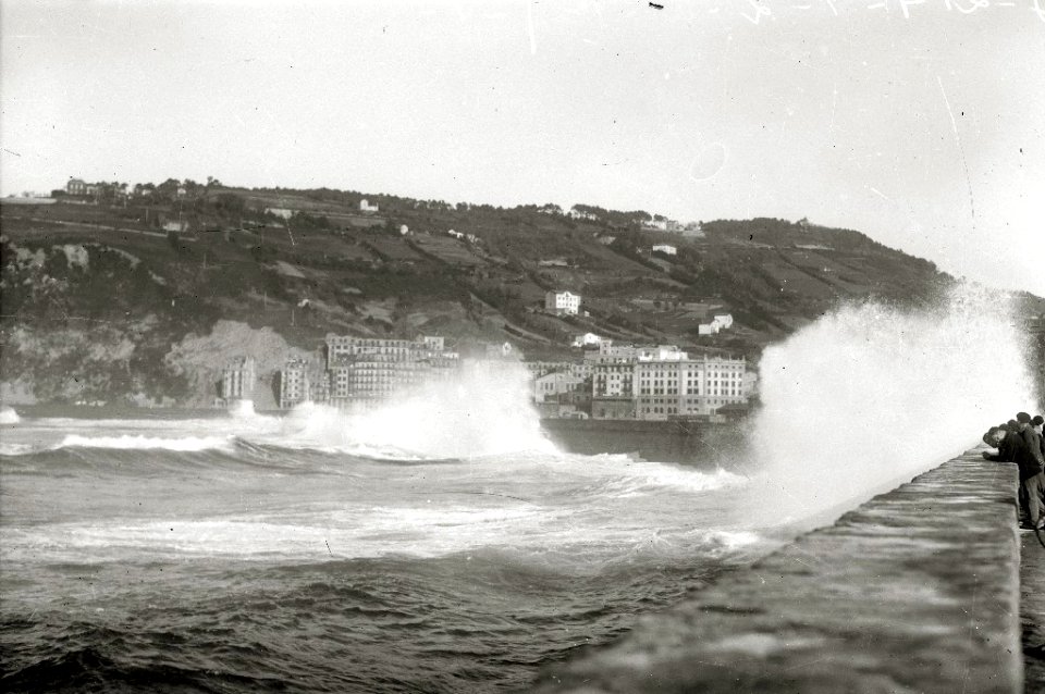Temporal de mar en San Sebastián (34 de 96) - Fondo Car-Kutxa Fototeka