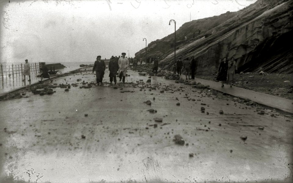Temporal de mar en San Sebastián (3 de 96) - Fondo Car-Kutxa Fototeka