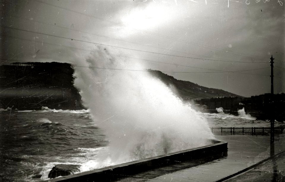 Temporal de mar en San Sebastián (38 de 96) - Fondo Car-Kutxa Fototeka
