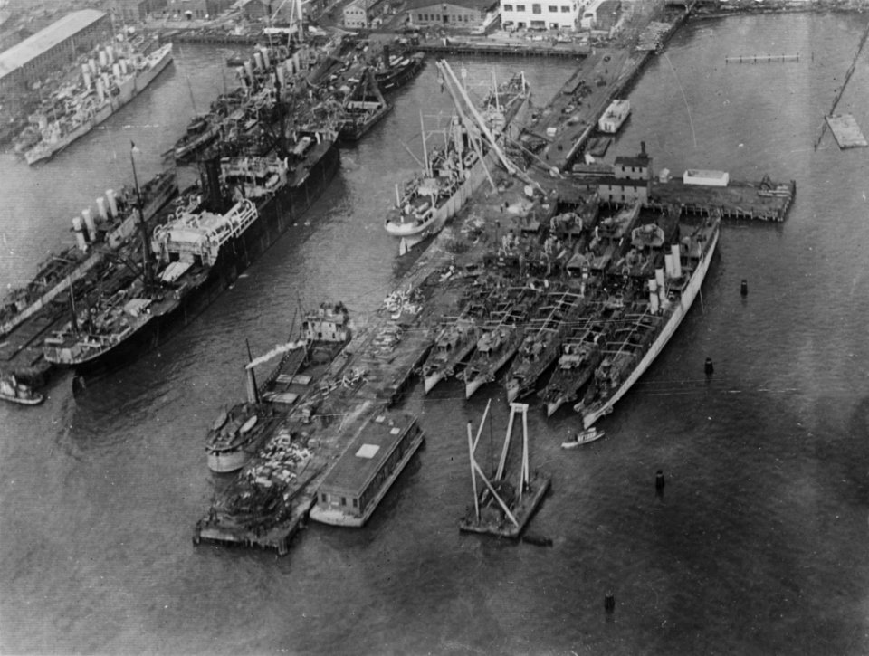 Ten U.S. Navy destroyers fitting out at Newport News Shipbuilding, in April 1919 (NH 42534)