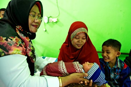 Tenaga Kesehatan Berada di Garis Depan Kesehatan Ibu dan Bayi Baru Lahir (24479670157)