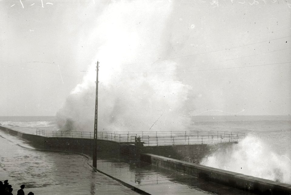 Temporal de mar en San Sebastián (39 de 96) - Fondo Car-Kutxa Fototeka