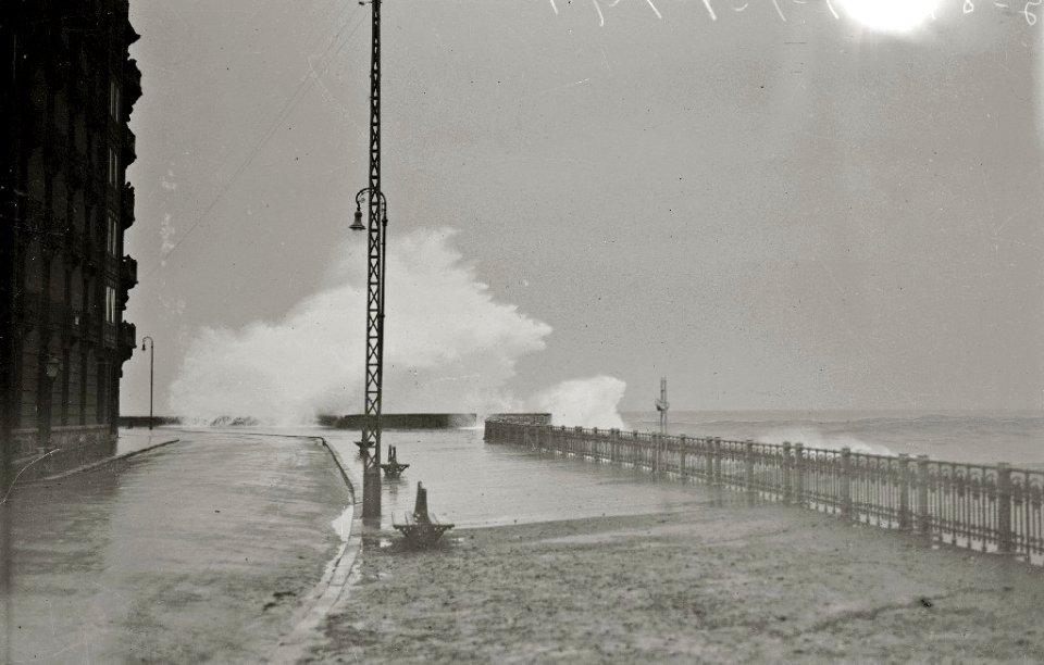 Temporal de mar en San Sebastián (30 de 96) - Fondo Car-Kutxa Fototeka