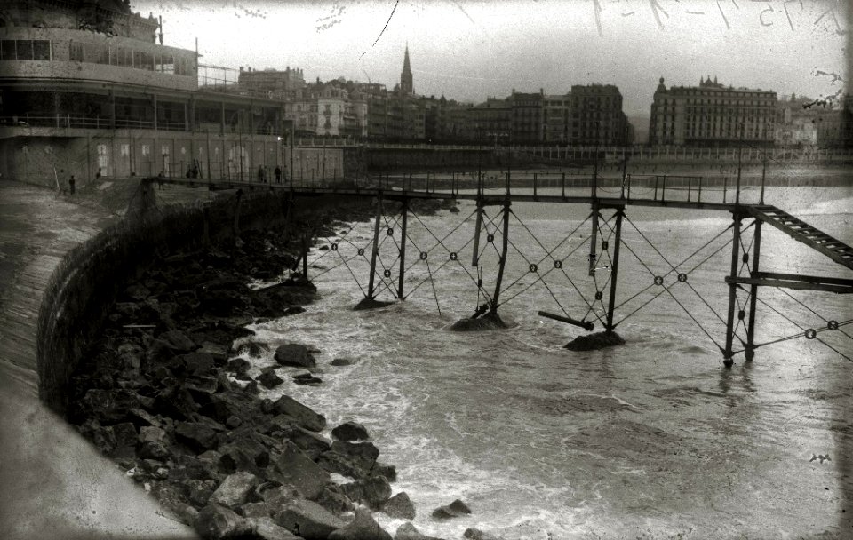 Temporal de mar en San Sebastián (4 de 96) - Fondo Car-Kutxa Fototeka
