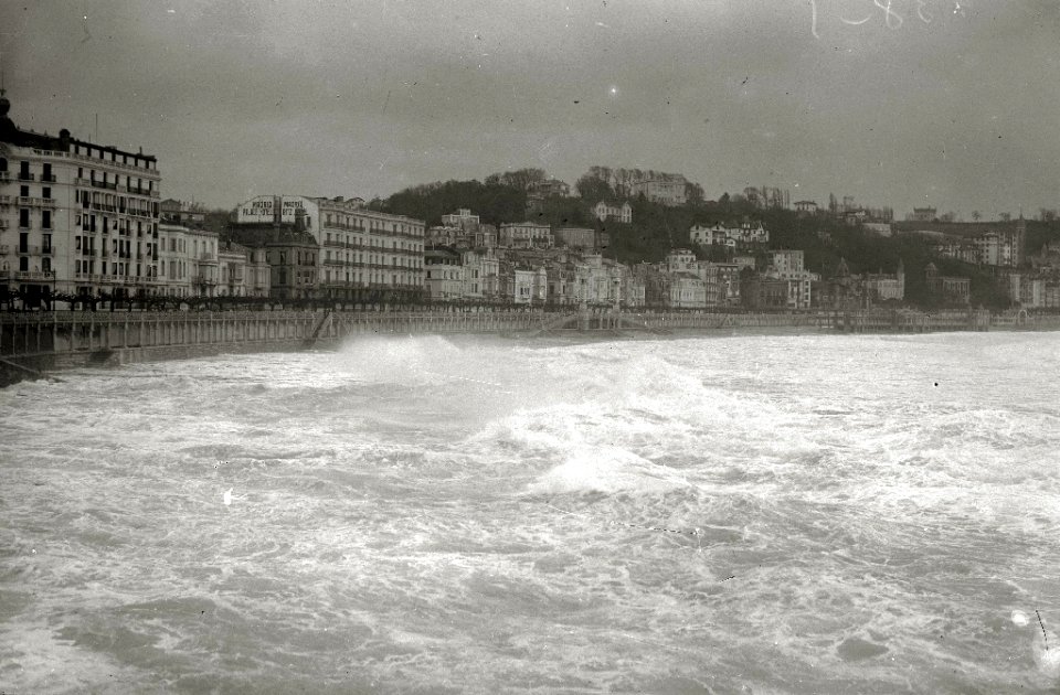 Temporal de mar y destrozos en el puerto (7 de 10) - Fondo Car-Kutxa Fototeka