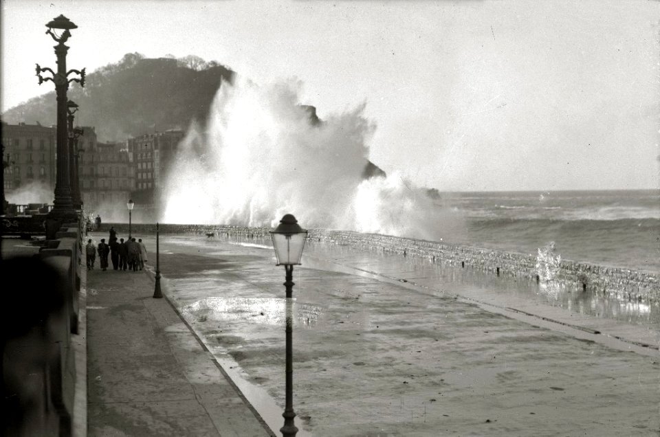 Temporal de mar en San Sebastián (43 de 96) - Fondo Car-Kutxa Fototeka