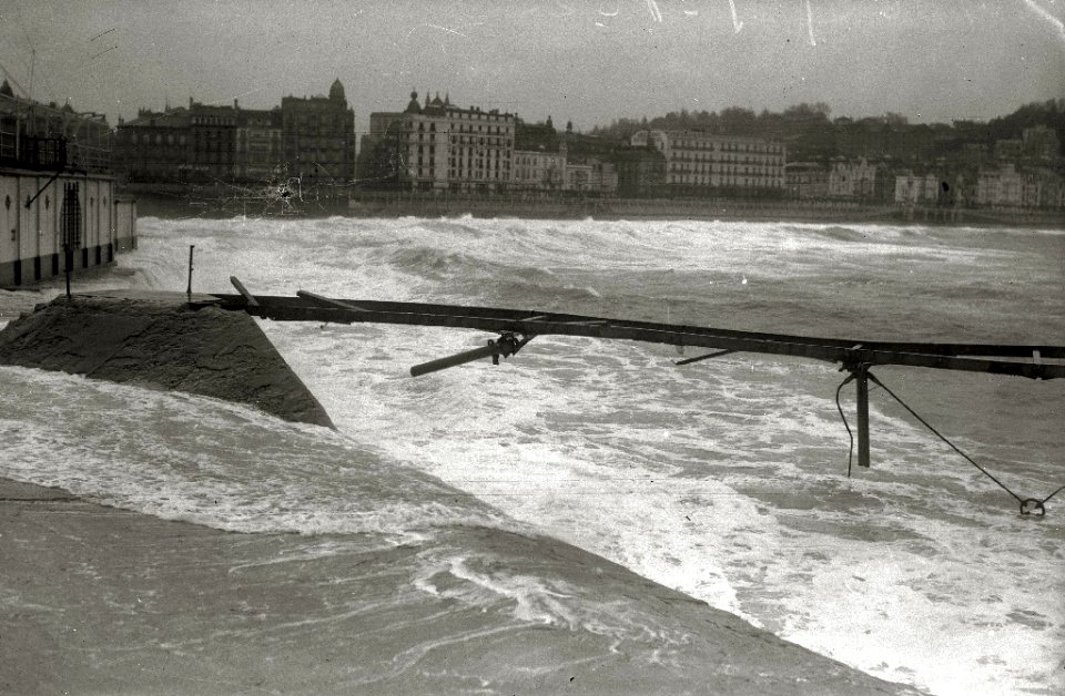Temporal de mar y destrozos en el puerto (5 de 10) - Fondo Car-Kutxa Fototeka
