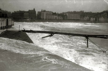 Temporal de mar y destrozos en el puerto (5 de 10) - Fondo Car-Kutxa Fototeka