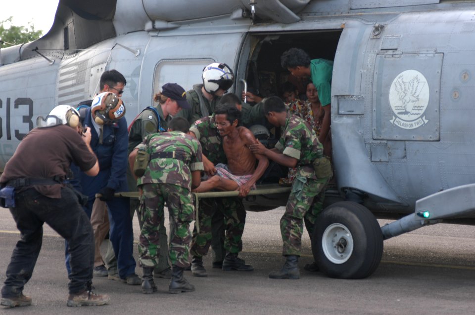 Tentara AS membantu korban tsunami naik helikopter untuk mendapatkan perawatan medis. (15980752155)