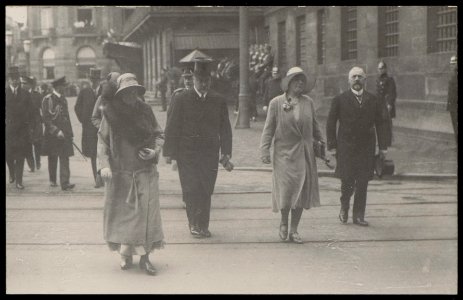 Ter gelegenheid van het 50 jarig verblijf van koningin Emma in Nederland lopen Koningin Wilhelmina, Afb PBKD00387000034