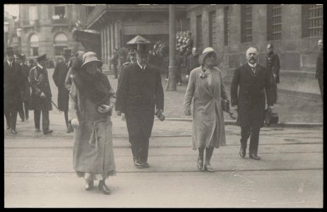 Ter gelegenheid van het 50 jarig verblijf van koningin Emma in Nederland lopen Koningin Wilhelmina, Afb PBKD00387000034 photo