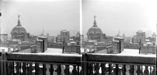 Terrats de Barcelona amb la cúpula de la Mercè en primer terme nevats
