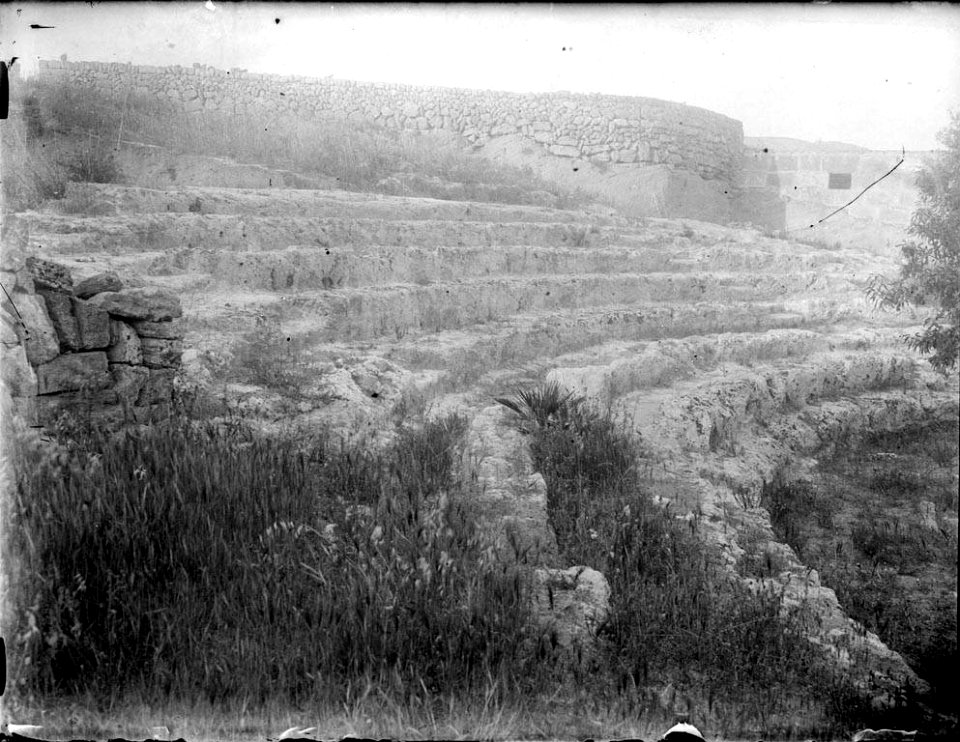Terreny esglaonat amb un mur al fons (AFCEC RIBASV C 2582)