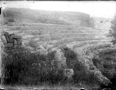 Terreny esglaonat amb un mur al fons (AFCEC RIBASV C 2582)