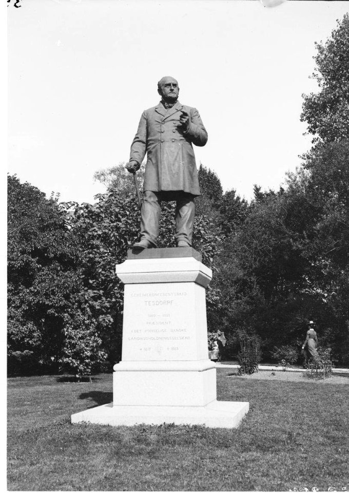 Tesdorpf' Monument (Fritz Theodor Benzen)
