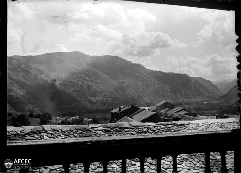 Teulades de València d'Àneu i vista de la vall (AFCEC MORELLO A 6657)