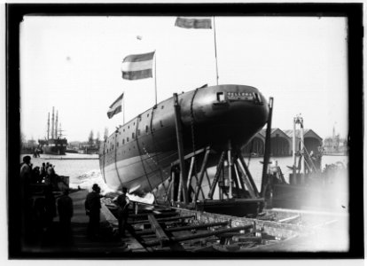 Tewaterlating van het artillerie-instructieschip 'Bellona' van de Koninklijke Marine bij het Marine-Etablissement in het Jacob Olie (max res) photo