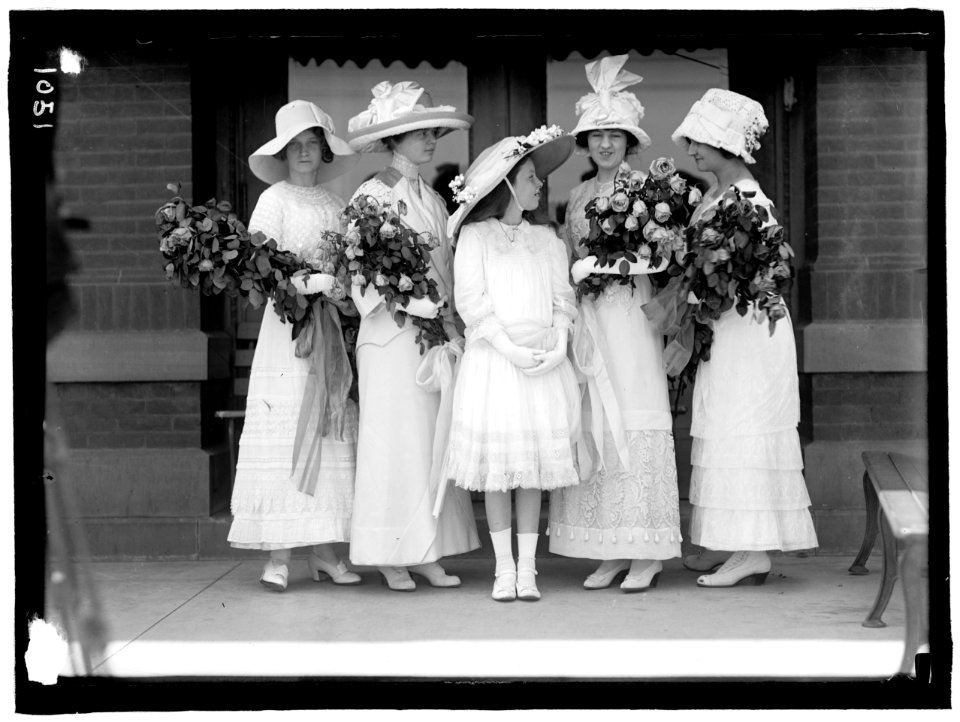 TEXAS, U.S.S. CLAUDIA LYON, MISS GARLAND BONNER, MAY COLQUITT, MISS URA LINK, AND MISS MAE FUREY AT LAUNCHING LCCN2016863643