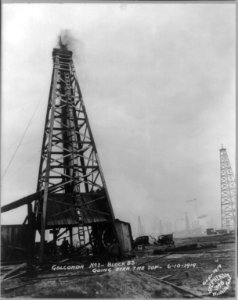 Texas oil fields)- Golconda no.1 - block 83. going over the top, 6-10-1919 LCCN2016648030