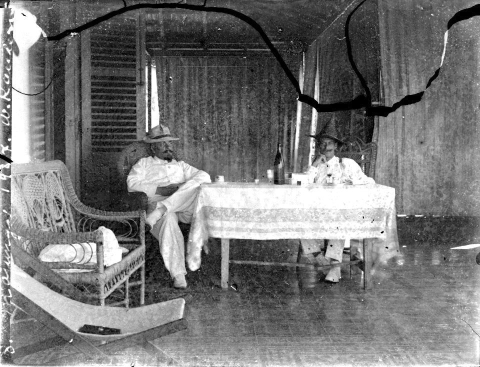 Text, RF Neg.nr 13710 Bild.nr 21712 Skrift i vitt på framsidan av fotografiet, vänstra kanten, 8 - SMVK - 021712