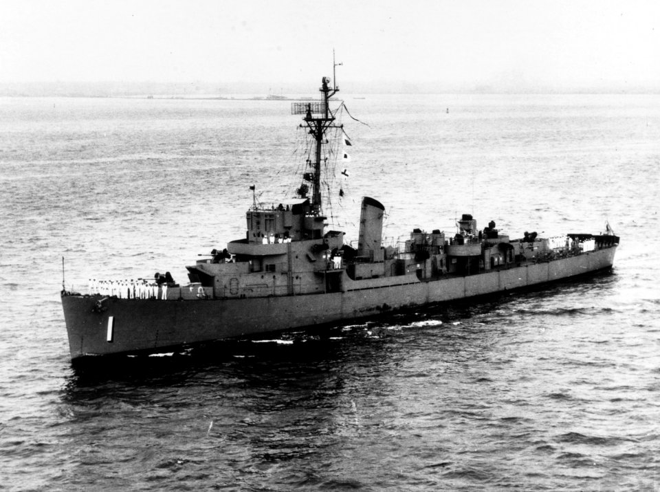 Thai frigate Pin Klao (DE-1) underway off New York City (USA) on 6 August 1959 (NH 96085)