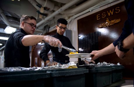 Thanksgiving aboard USS Bonhomme Richard (LHD 6) 161124-N-WF272-003