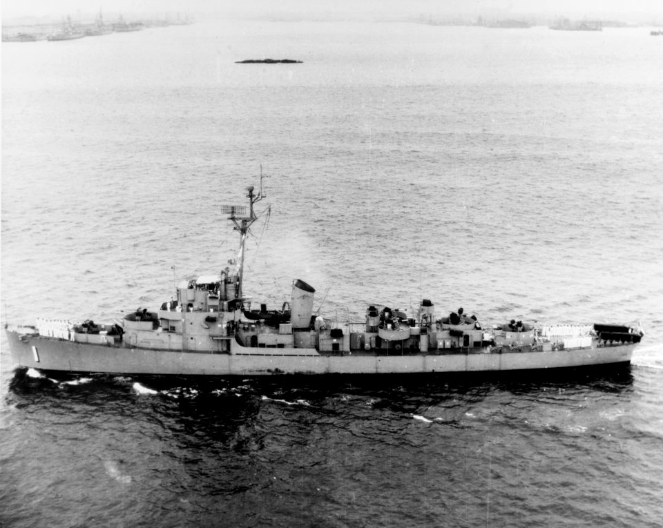 Thai frigate Pin Klao (DE-1) underway in New York Harbor (USA) on 6 August 1959 (NH 96071)