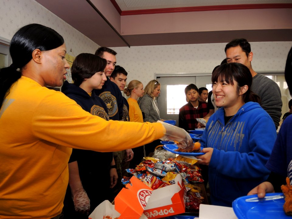 Thanksgiving community service project 141123-N-EC644-135
