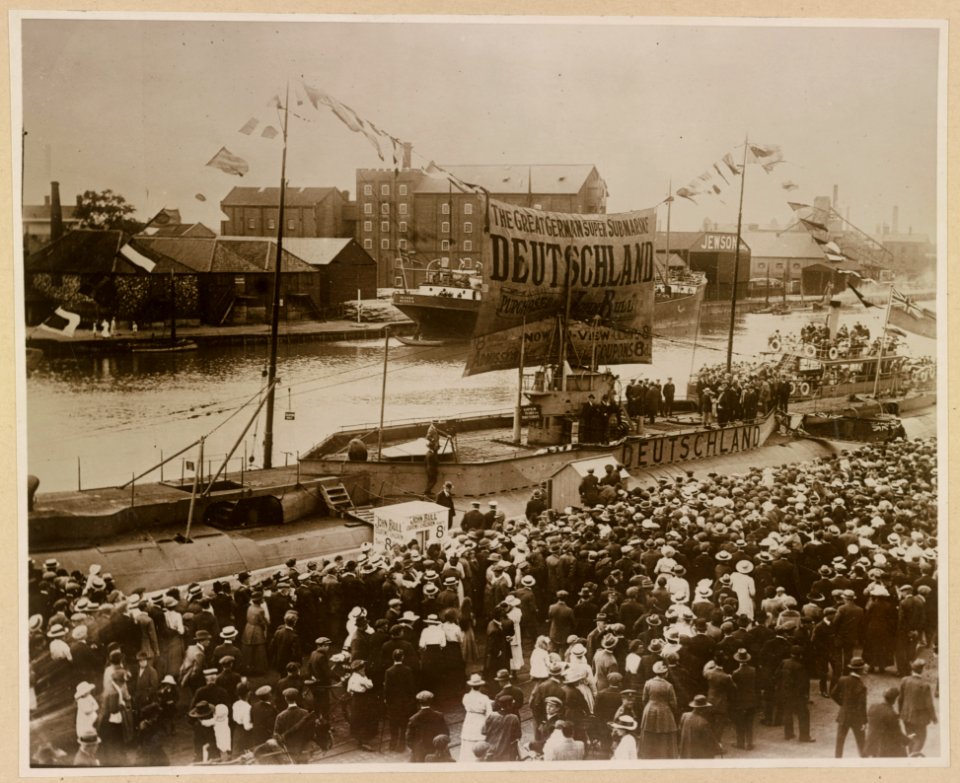 The Deutschland, German super-sub, on exhibition at Yarmouth, Eng. Photo shows Mr. Bottomley addressing a crowd of sightseers from the deck of the submarine. LCCN2016651579