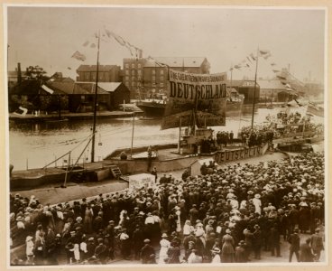 The Deutschland, German super-sub, on exhibition at Yarmouth, Eng. Photo shows Mr. Bottomley addressing a crowd of sightseers from the deck of the submarine. LCCN2016651579