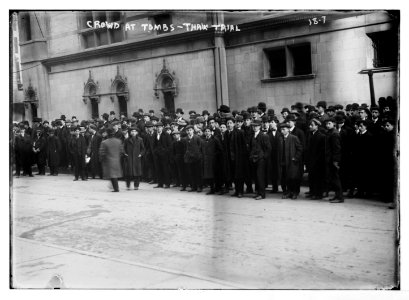 Thaw trial - crowd at Tombs (prison,) New York LCCN2014680093