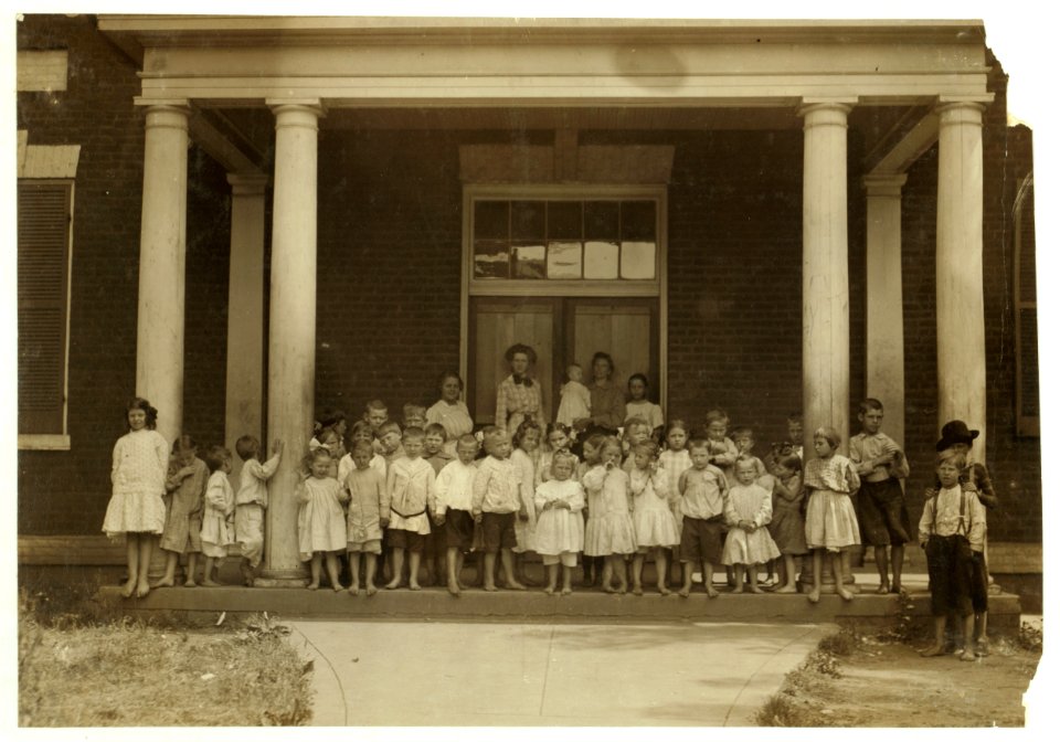 The 'Kinleygarten' (the mill policeme(n) called it) at Lynchburg (Va.) Cotton Mill(s.) The children of the mill settlement, from six to eight years attend. Several olde(r) boys were hanging LOC nclc.02158