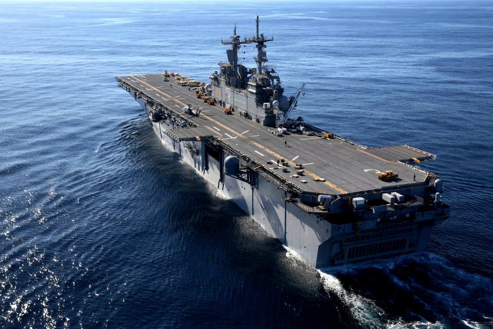 The amphibious assault ship USS Kearsarge at sea. (8408580926)